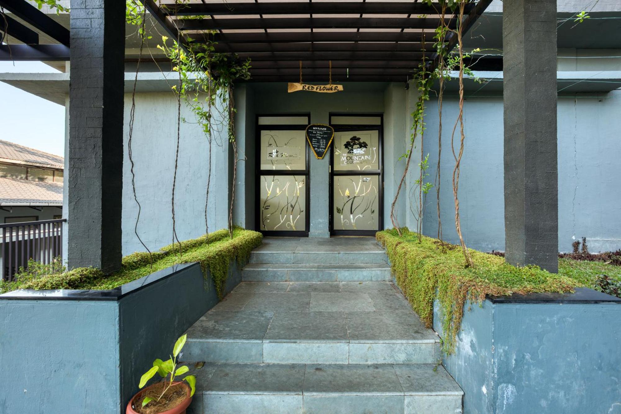 The Mountain Courtyard Thekkady Hotel Exterior foto